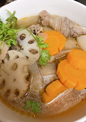 Hình của món Gà hầm củ sen, cà rốt.