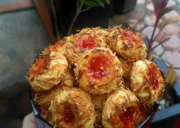 Cara Gampang Menyiapkan Strawberry Thumbprint Cookies, Enak Banget
