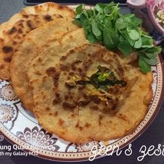 A picture of Matar and Methi Parathas.