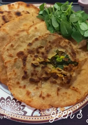 A picture of Matar and Methi Parathas.