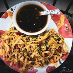 A picture of Indonesian spaghetti noodles with veggies.