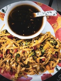 A picture of Indonesian spaghetti noodles with veggies.