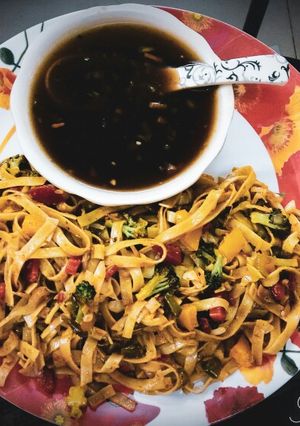 A picture of Indonesian spaghetti noodles with veggies.