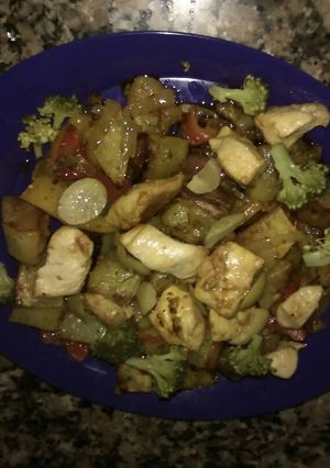 Una foto de Pechuga grille en cubos con papas y vegetales