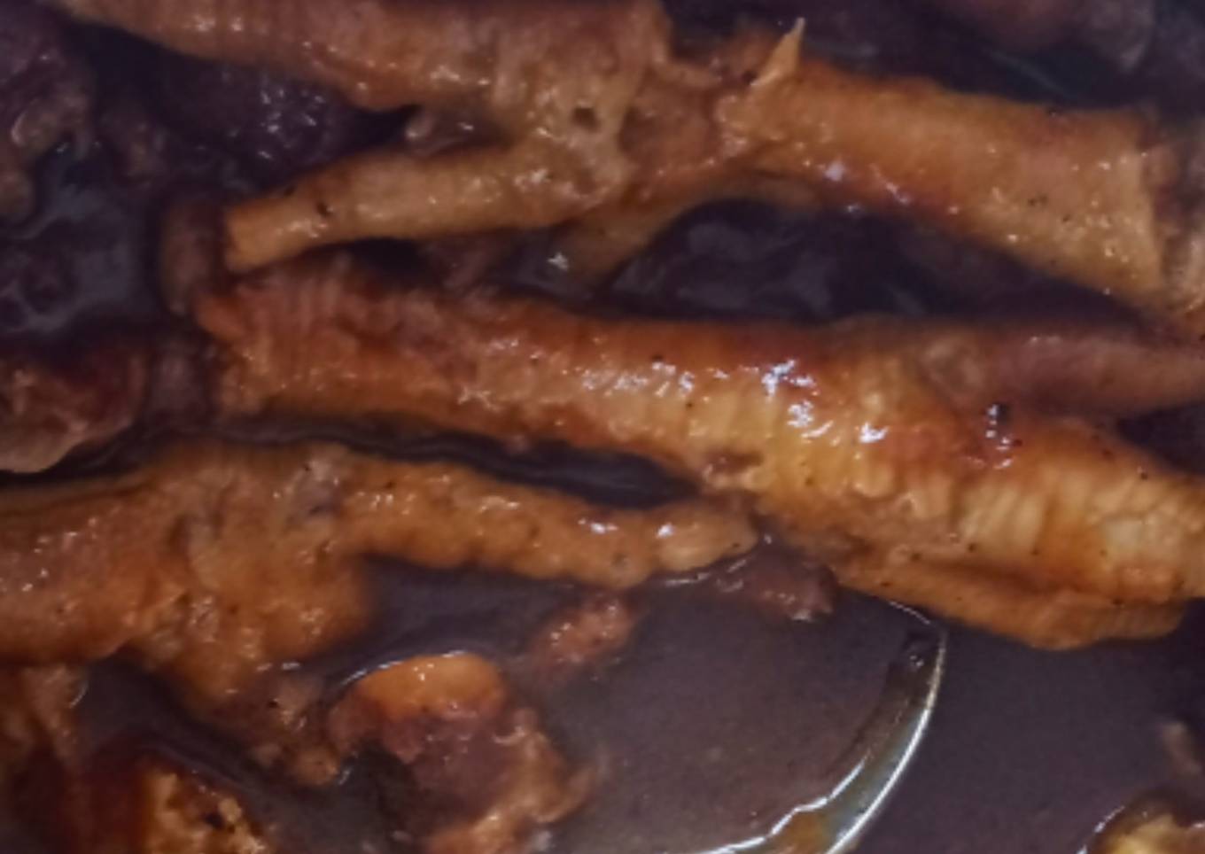 Patas de pollo con salsa