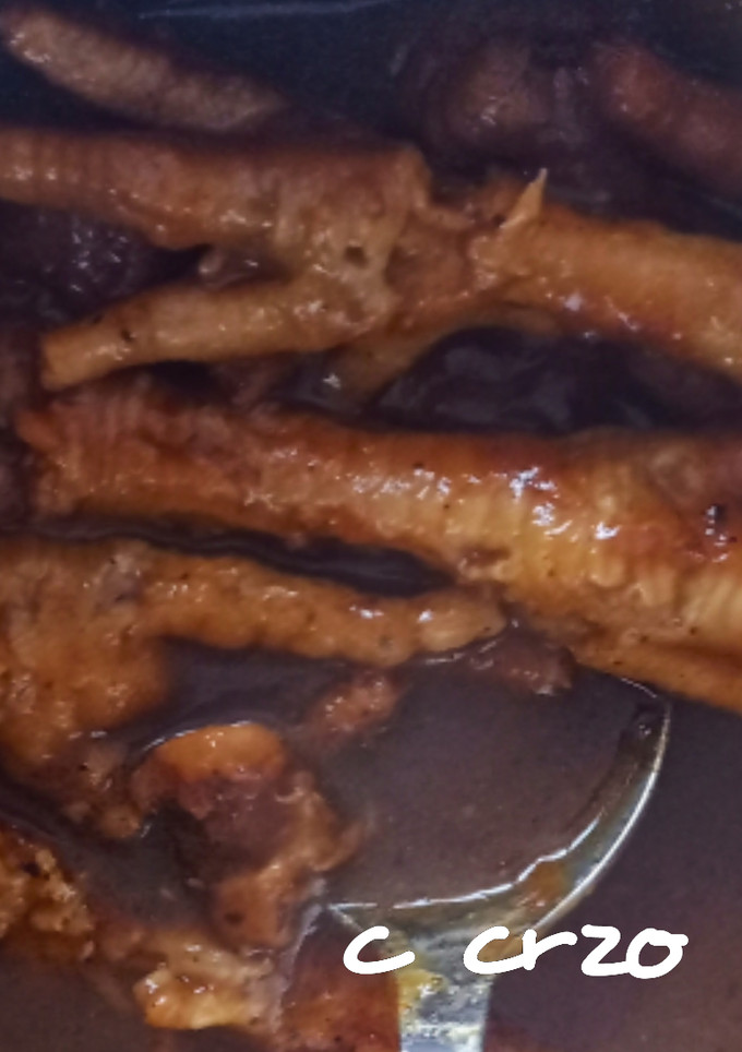 Una foto de Patas de pollo con salsa