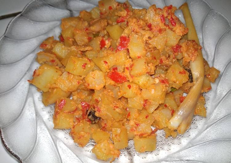 Balado kentang (sambal goreng kentang)
