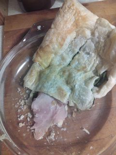 Una foto de Hojaldre relleno de york, queso y espinacas