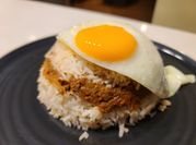 Una foto de arroz con pasas y cebolla