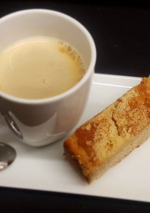 Una foto de Bizcocho de kéfir y almendra