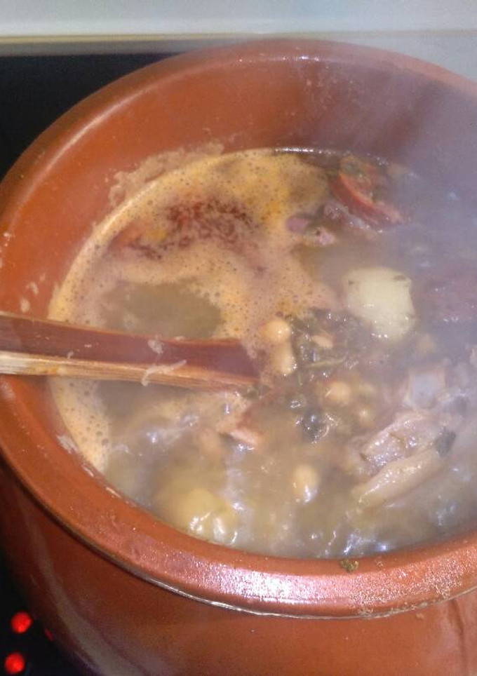 Una foto de Cocido de garbanzos con berza, oreja y patas de cerdo