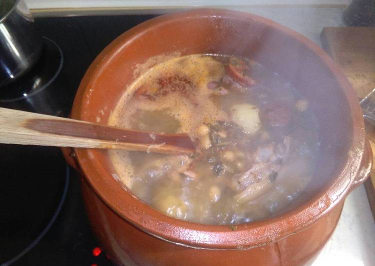 Cocido de garbanzos con berza, oreja y patas de cerdo