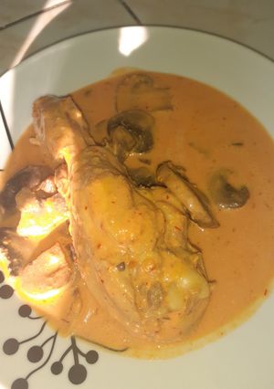 Una foto de Pollo con champiñones en crema de chipotle. 🍜