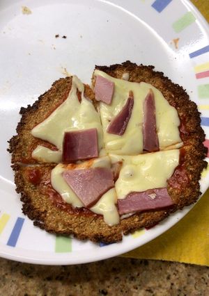 Una foto de Pizza con base de coliflor saludable