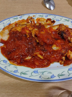 Una foto de Merluza con tomate y ajos