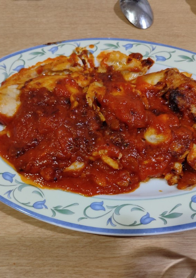 Una foto de Merluza con tomate y ajos
