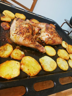 Una foto de Patamuslos al Horno con Papas (Rico, Práctico y Barato)