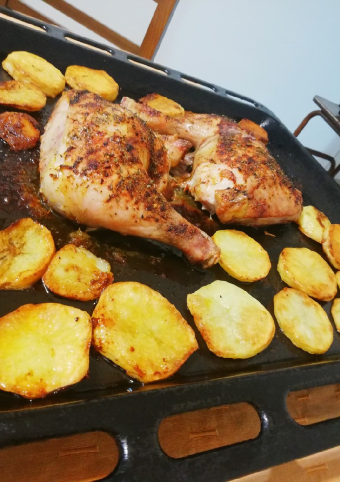 Una foto de Patamuslos al Horno con Papas (Rico, Práctico y Barato)