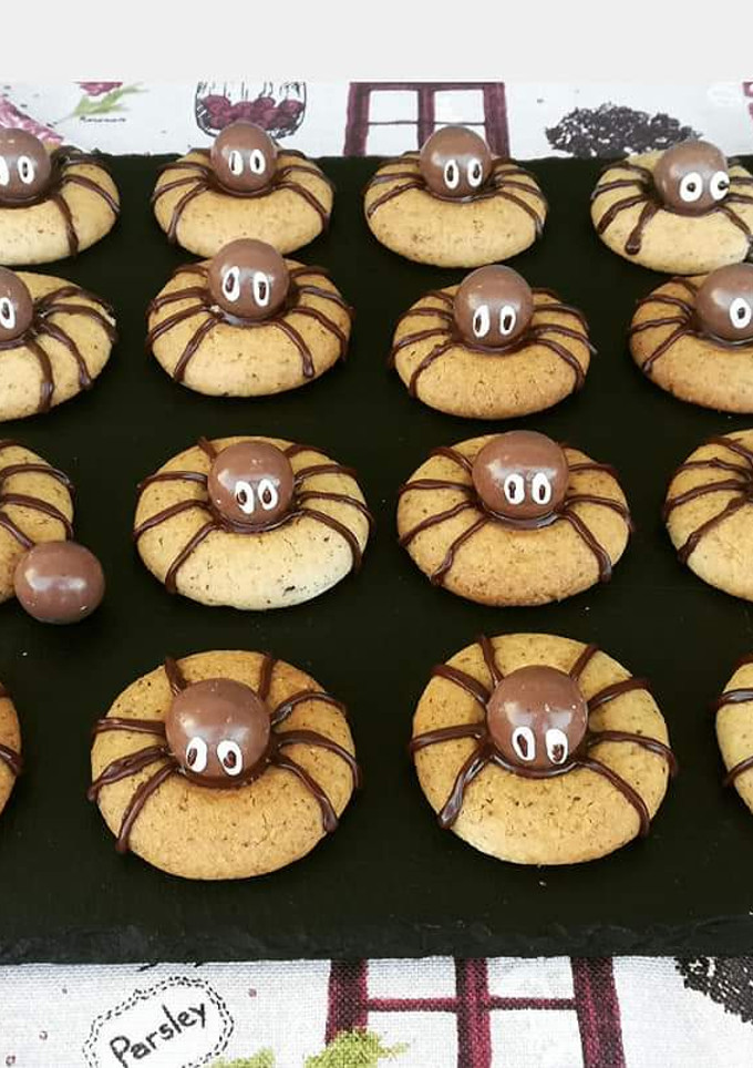 Una foto de Galletas de arañas con nueces de Halloween