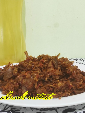 Bagaimana Menyiapkan Ayam Suwir Pedas Bumbu Kencur Untuk Pemula