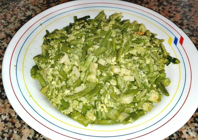 Revuelto de espárragos con ajitos