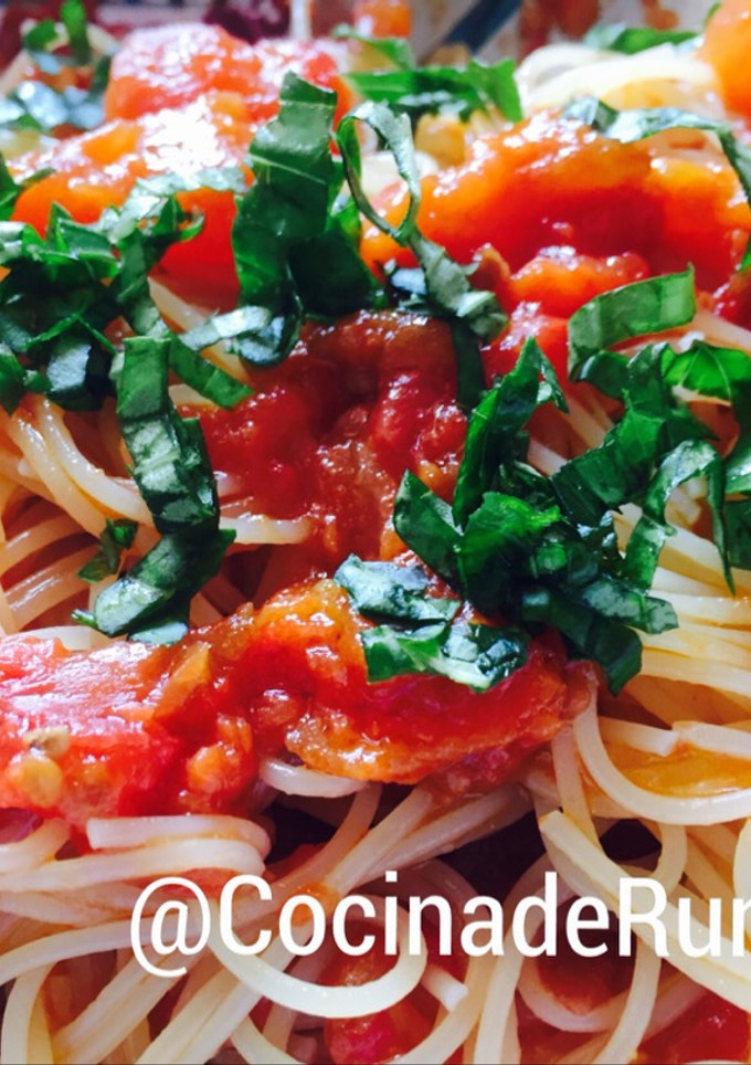 Una foto de Espaguettis con salsa de tomate