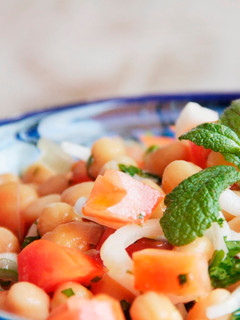 Una foto de Ensalada de garbanzos nutritiva y refrescante