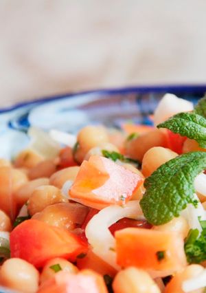 Una foto de Ensalada de garbanzos nutritiva y refrescante