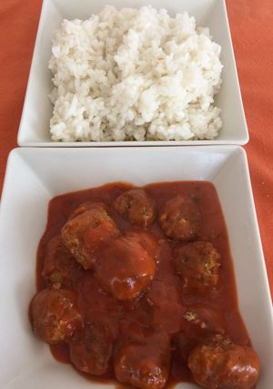Una foto de Arroz con albóndigas de falafel (Vegano)