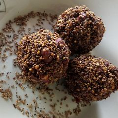 A picture of Simsim balls.