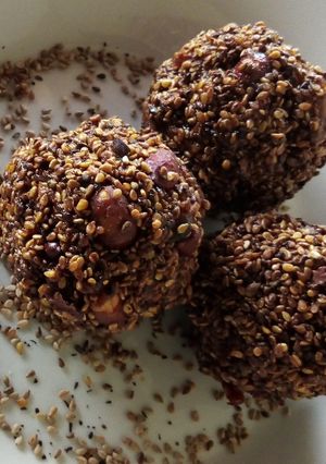 A picture of Simsim balls.