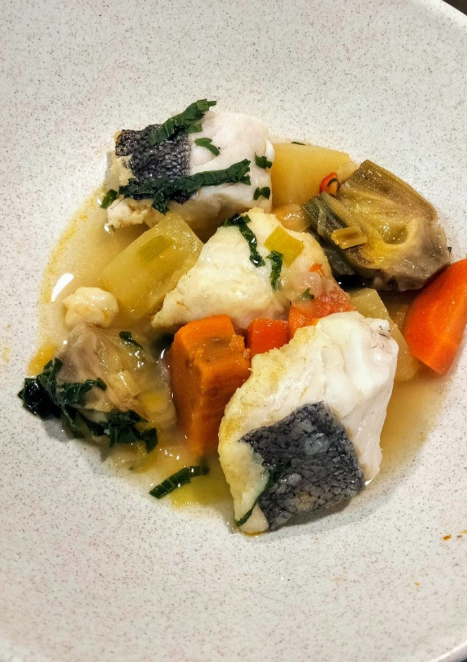 Una foto de Cazuela de merluza con verduras