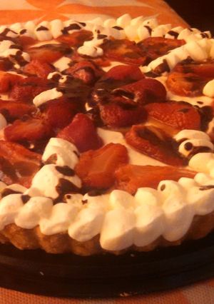 Una foto de Tarta de Frutillas y crema! Súper Fácil!!