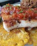 Filete de róbalo con patacones y ahogado al estilo caribeño