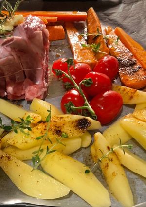 Une photo de 🥩Carré d’agneau 🌶️🥕🫛aux petits légumes 🥒 🫜🥕🫛
