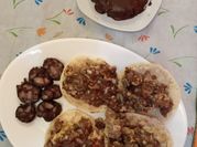 Una foto de revuelto de morcilla y huevo