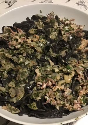 Une photo de Tagliatelles noires aux têtes et pattes de calamars,échalotes,citron et persil