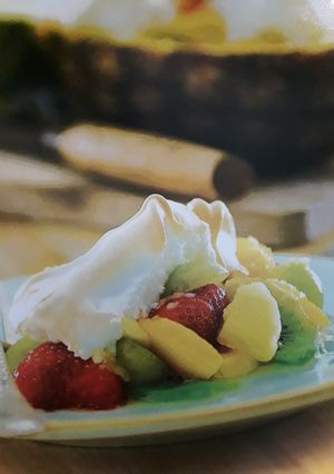 Una foto de Ensalada de fruta con merengue