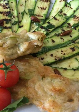 Foto di Zucchine alla griglia e tempura di fiori
