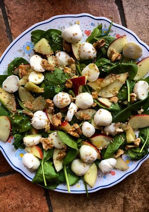 Foto di Insalata di spinaci e mozzarella con pesche
