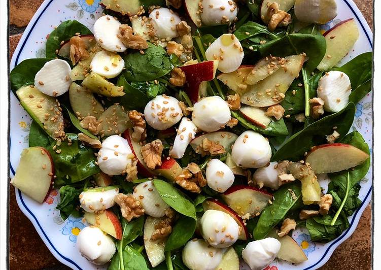 Insalata di spinaci e mozzarella con pesche