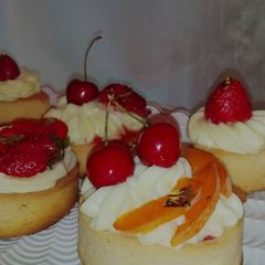 Mini tartlets with patisserie cream A picture of Mini tartlets with patisserie cream.