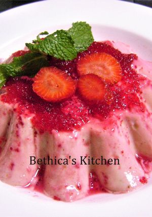 A picture of Strawberry Pudding.