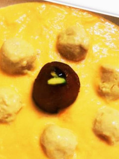 गुलाब जामुन मैंगो आइसक्रीम (gulab jamun mango ice cream recipe in Hindi) रेसिपी मुख्य फोटो