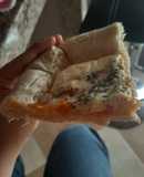 Pizza casera con borde relleno