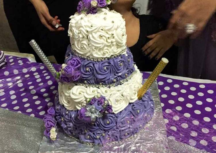 Vanilla frosting
White and purple cake