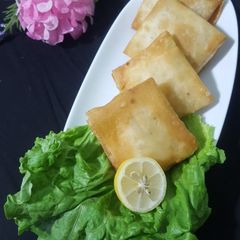 A picture of Cheesy white sauce box patties.