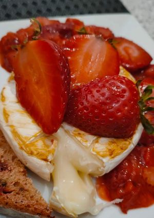 Zdjęcie przepisu Camembert z truskawkami.