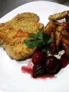Una foto de Milanesa de Berenjena con verduras asadas y Emulsión de Berenjenas