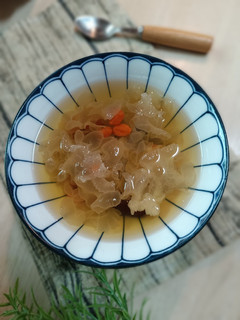 燉新鮮白木耳甜湯 的食譜成品照片